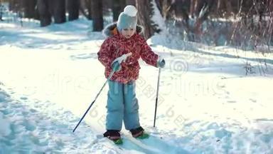 小女孩正在学习<strong>越</strong>野滑雪